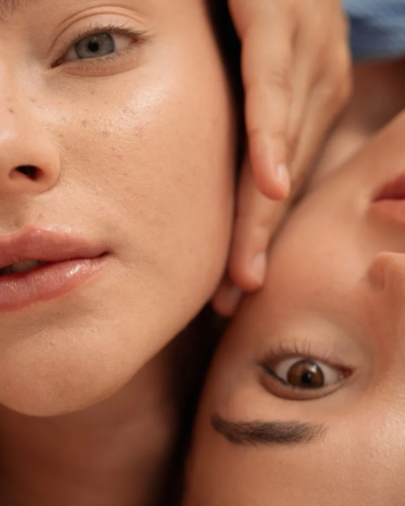 Zwei Gesichter in Nahaufnahme, Symbolbild für Hautregeneration in der Anti-Aging-Medizin