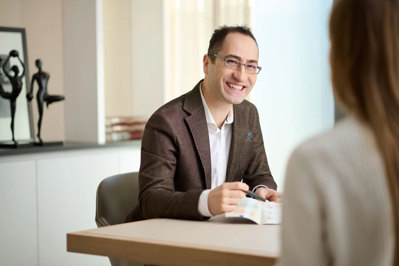 Dr. Yigitcan Uludag im Beratungsgespräch mit einer Patientin zur Brustvergrößerung mit Eigenfett im THERESIUM